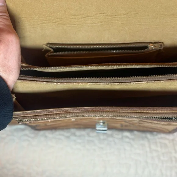 Hand tooled Leather Handbag with adjustable strap - Picture 9 of 14